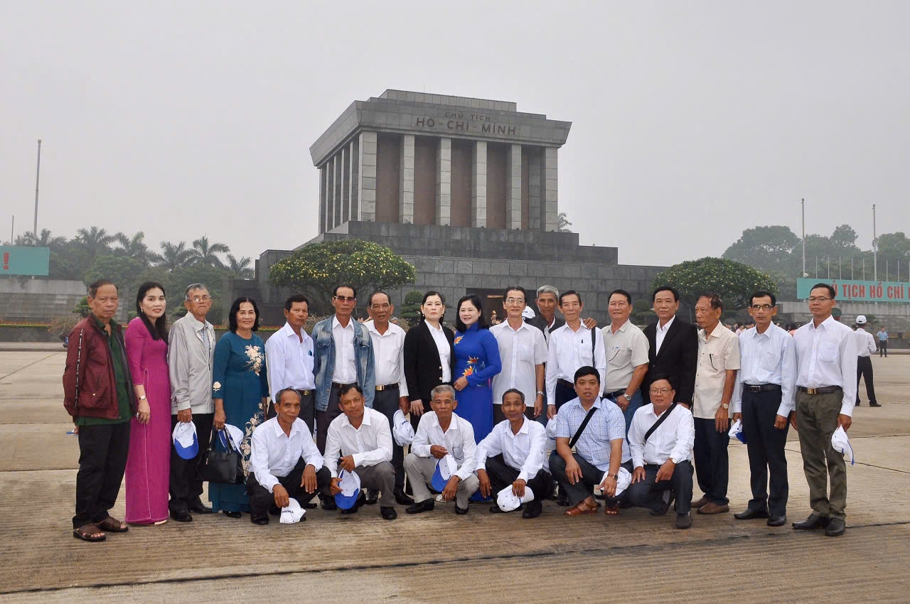 Lãnh đạo Sở Dân tộc và Tôn giáo, cùng Người có uy tín tỉnh Cà Mau tới viếng thăm và chụp ảnh lưu niệm tại Lăng Chủ tịch Hồ Chí Minh