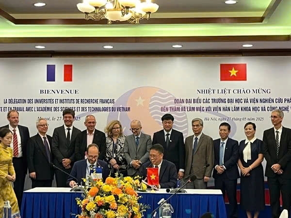 Giáo sư, Viện sĩ Châu Văn Minh ký văn kiện hợp tác với một viện nghiên cứu của Pháp.