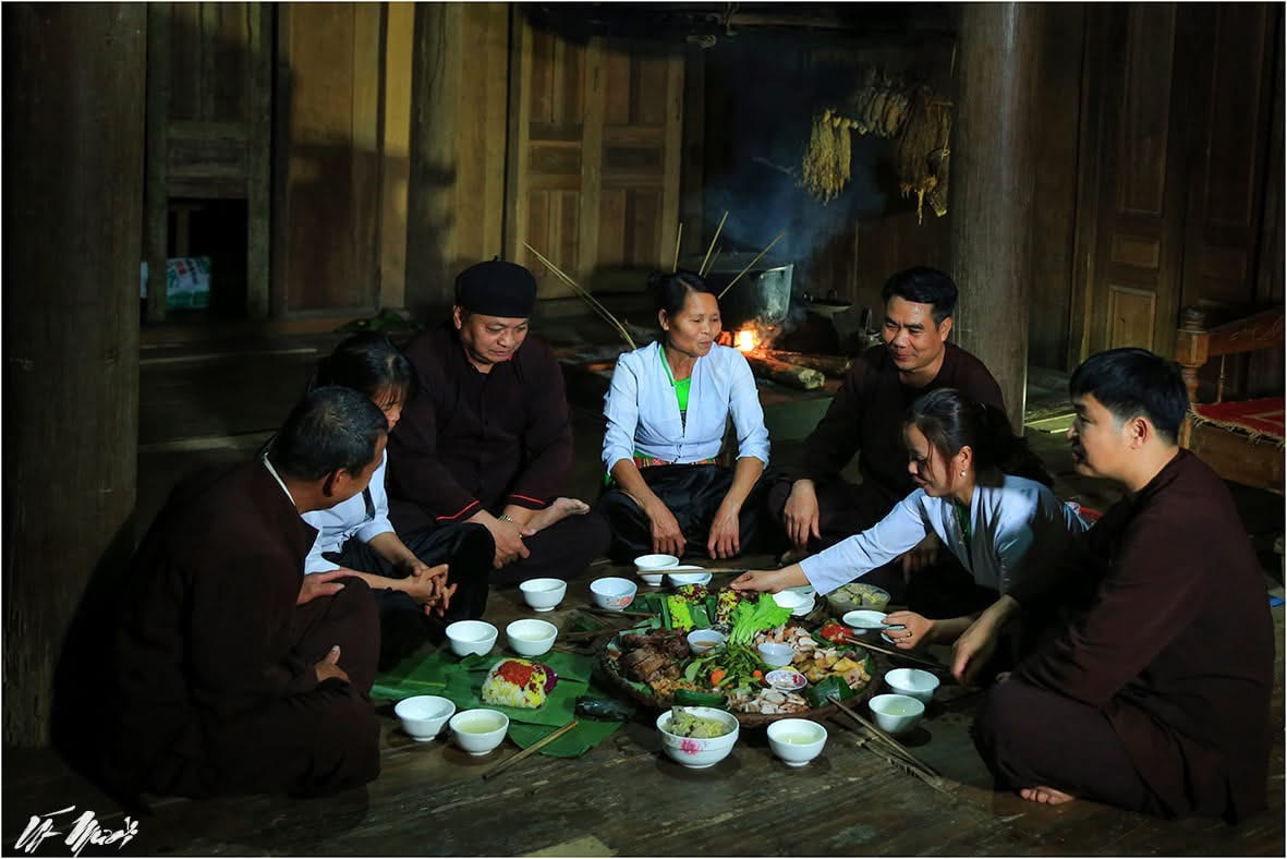Mâm cơm quê Mường ảnh Út Mười