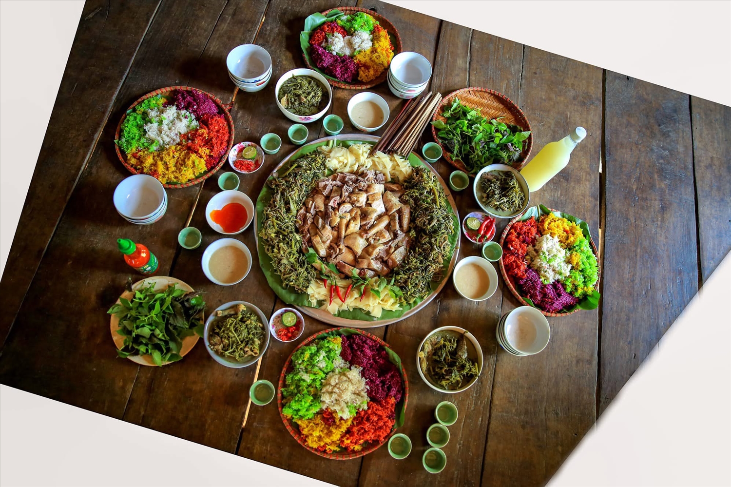 Mâm cơm quê Mường chuẩn bị đón khách quý, Ảnh Út Mười