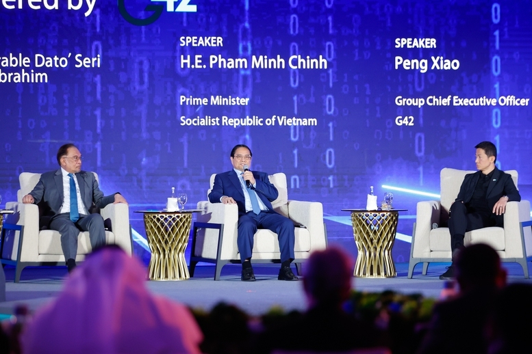 "Con người phát minh ra AI chứ không phải AI phát hiện ra con người, nên không thể để AI thắng con người hay thay thế toàn bộ con người, để con người mất hết việc làm hay mất hết sự sáng tạo", Thủ tướng Phạm Minh Chính chia sẻ - Ảnh: VGP/Nhật Bắc