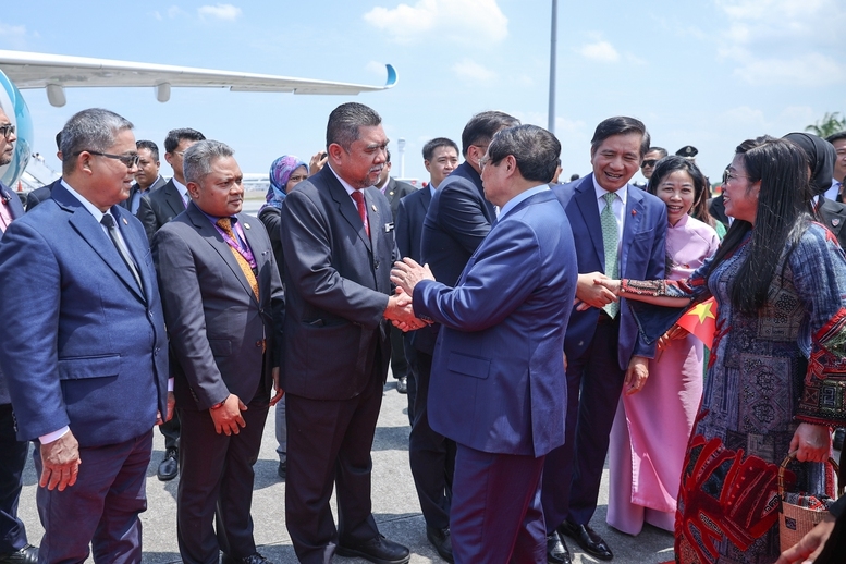 Thủ tướng Phạm Minh Chính cùng Phu nhân và đoàn đại biểu Việt Nam lên đường về Hà Nội, kết thúc tốt đẹp chuyến thăm chính thức Malaysia và tham dự Hội nghị Cấp cao ASEAN lần thứ 46 và các hội nghị cấp cao liên quan - Ảnh: VGP/Nhật Bắc