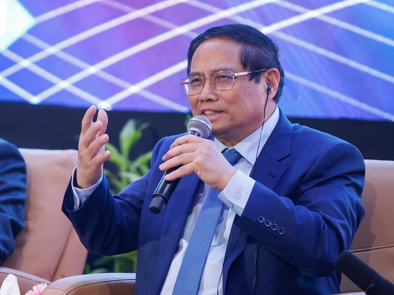 Thủ tướng trả lời các câu hỏi về các giải pháp thúc đẩy hợp tác GDĐT giữa các trường đại học hai nước, cũng như những lĩnh vực KHCN tiềm năng, thế mạnh mà Việt Nam tập trung phát triển - Ảnh: VGP/Nhật Bắc