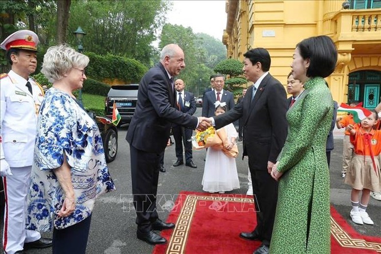 Chủ tịch nước Lương Cường và Phu nhân đón Tổng thống Hungary Sulyok Tamas và Phu nhân. Ảnh: TTXVN
