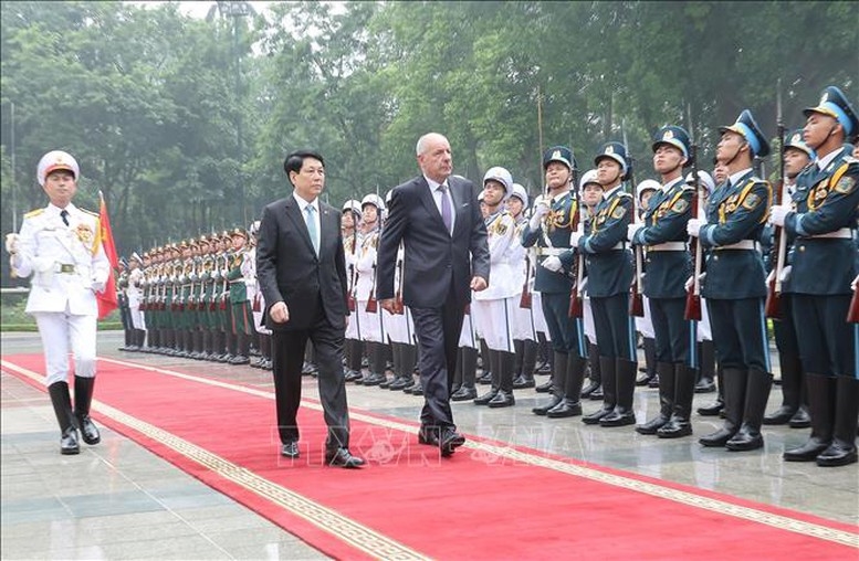Chủ tịch nước Lương Cường và Tổng thống Hungary Sulyok Tamas duyệt Đội danh dự Quân đội nhân dân Việt Nam. Ảnh: TTXVN