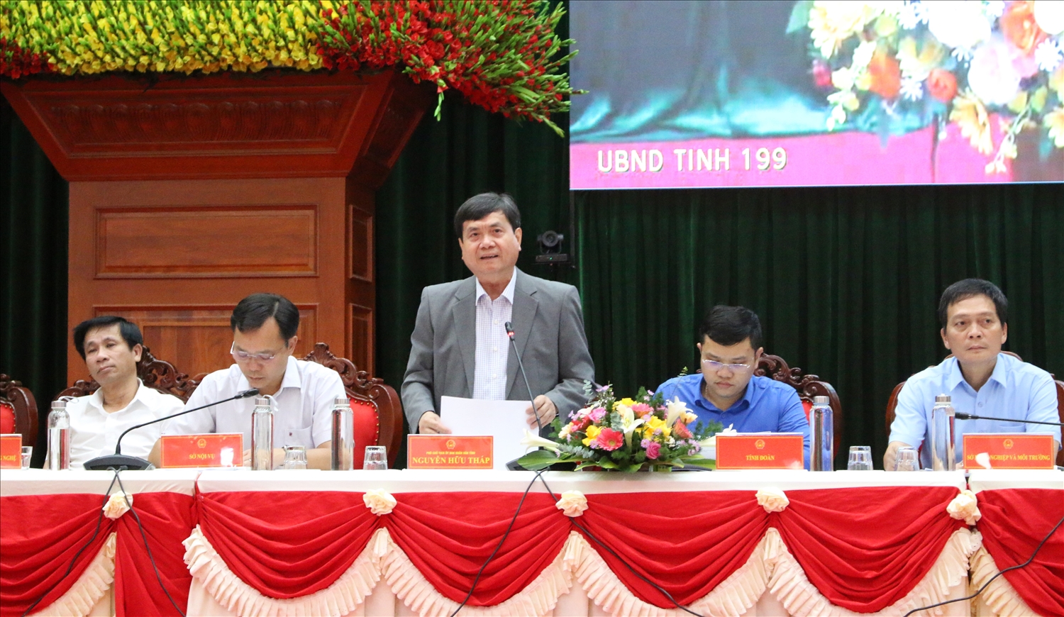 Ông Nguyễn Hữu Tháp - Phó Chủ tịch UBND tỉnh Kon Tum trao đổi tại Chương trình gặp gỡ, đối thoại với thanh niên