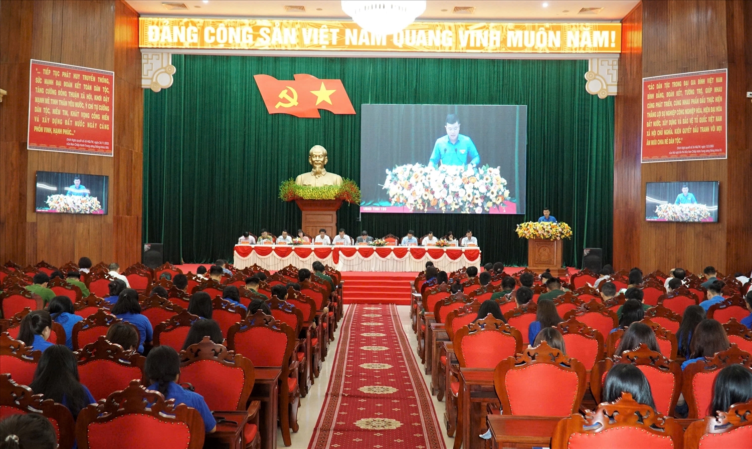 Quang cảnh Chương trình gặp gỡ, đối thoại giữa UBND tỉnh với thanh niên
