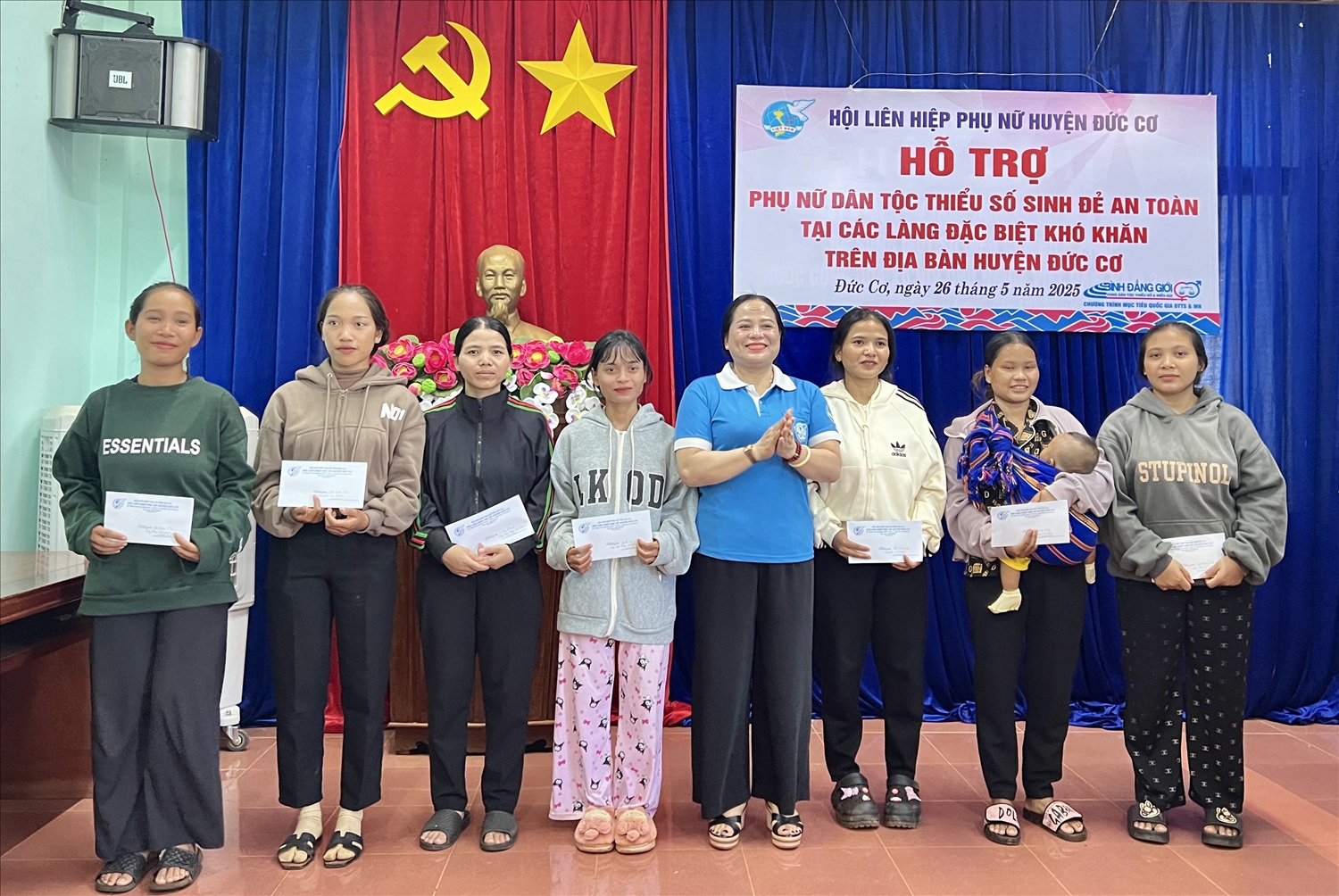Hội LHPN huyện Đức Cơ trao gói phụ nữ DTTS sinh đẻ an toàn cho các bà mẹ tại các làng đặc biệt khó khăn