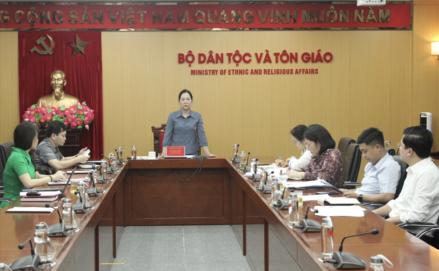 Thứ trưởng Bộ Dân tộc và Tôn giáo Nông Thị Hà phát biểu, cho ý kiến tại cuộc họp