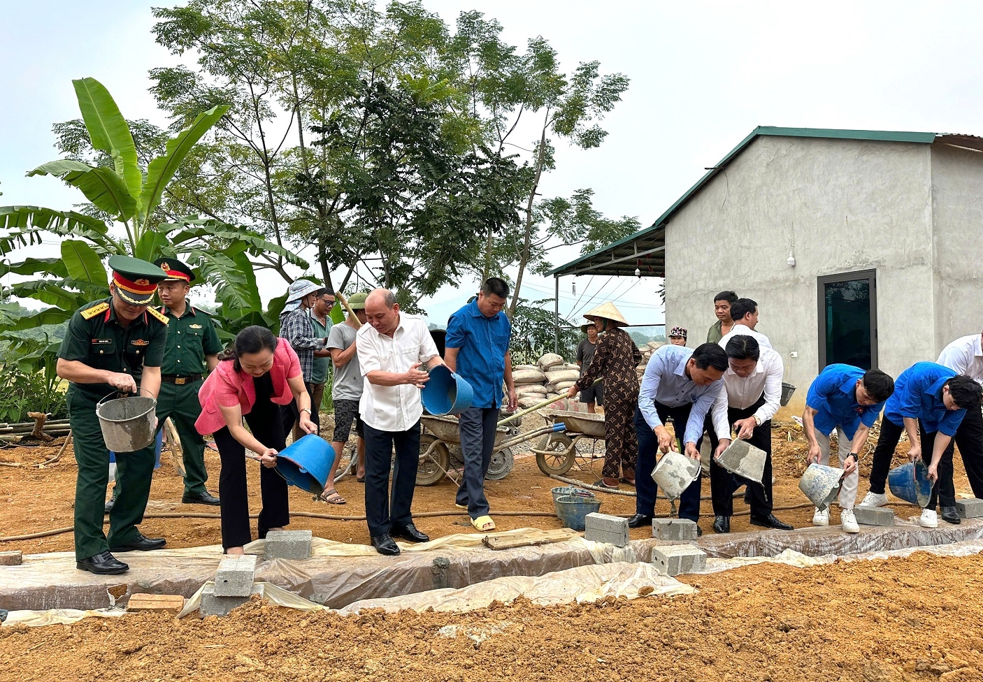 Lãnh đạo tỉnh Hoà Bình dự động thổ, khởi công xây nhà mới cho hộ nghèo. Ảnh: hoabinh.gov.vn