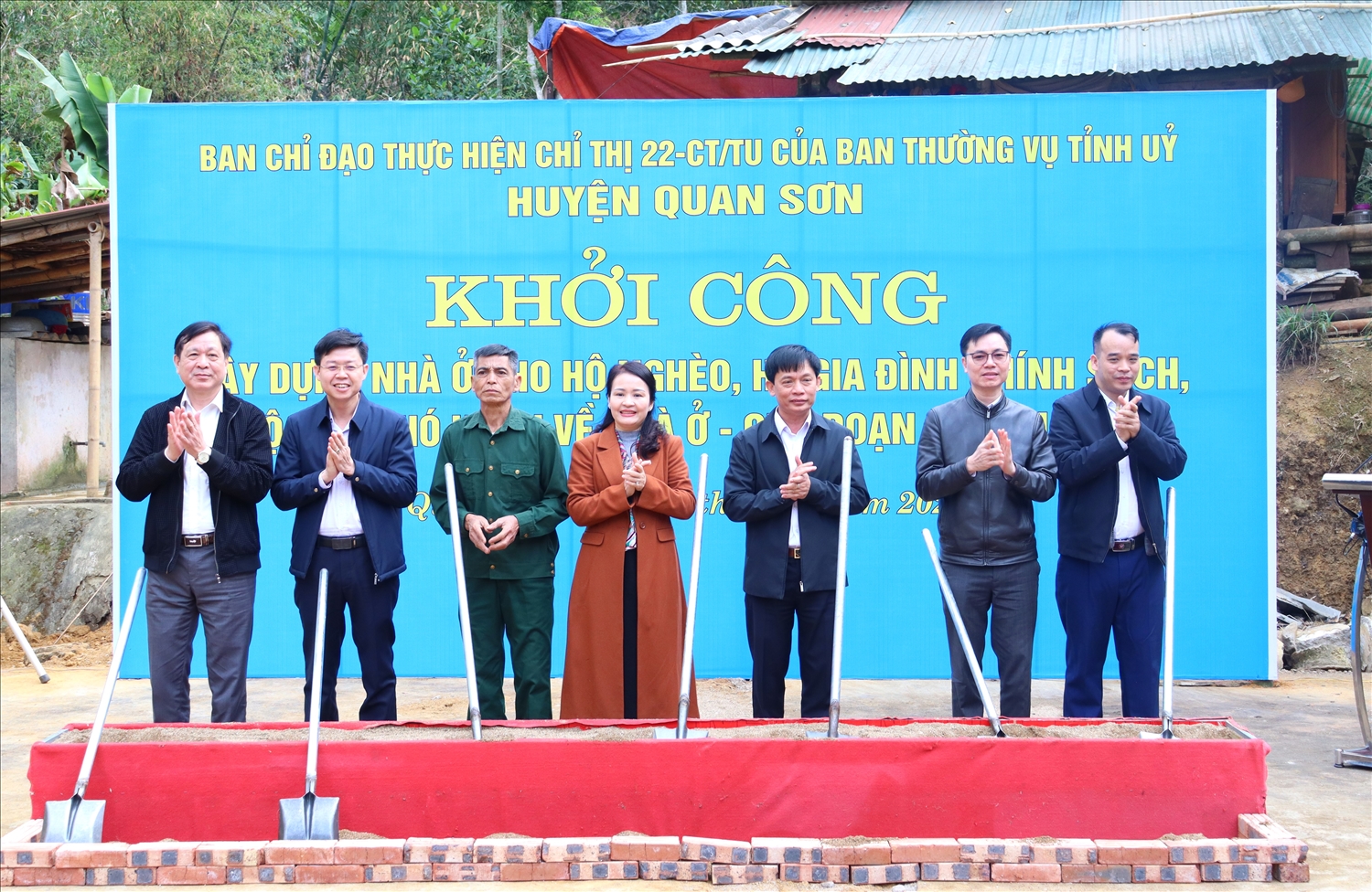 Lễ khởi công xóa nhà tạm cho một hộ dân ở huyện Quan Sơn Thanh Hóa.