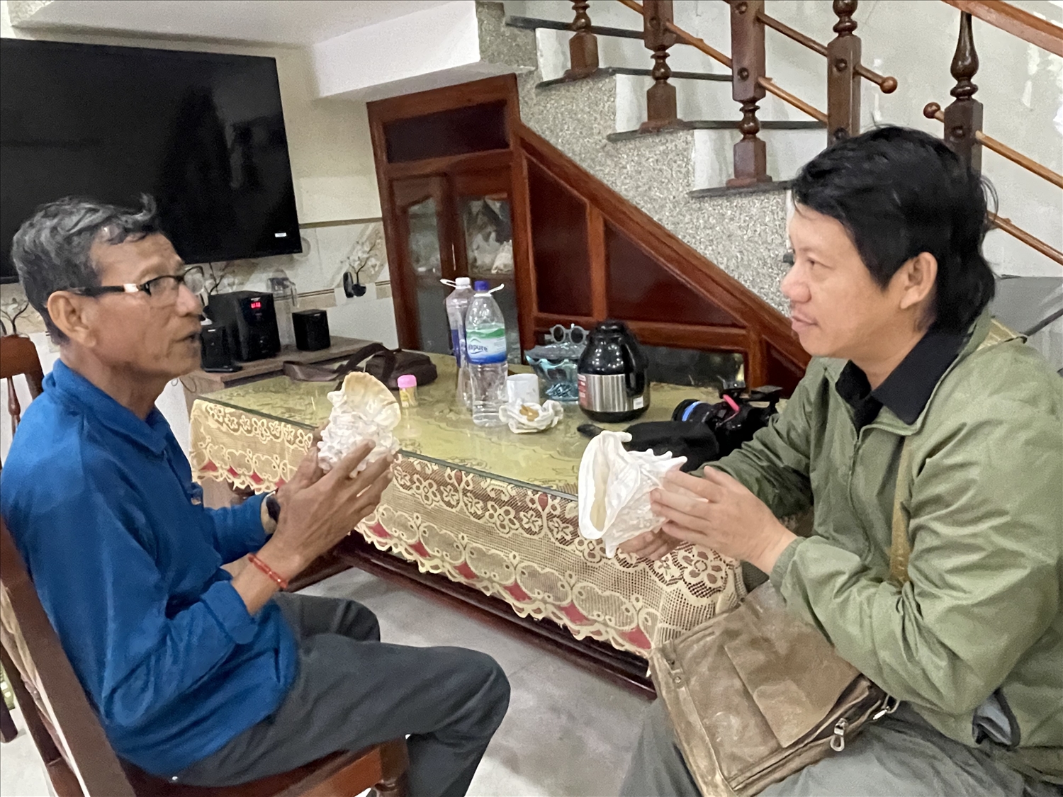 Ông Hổ giới thiệu với khách về nguồn gốc con ốc u.