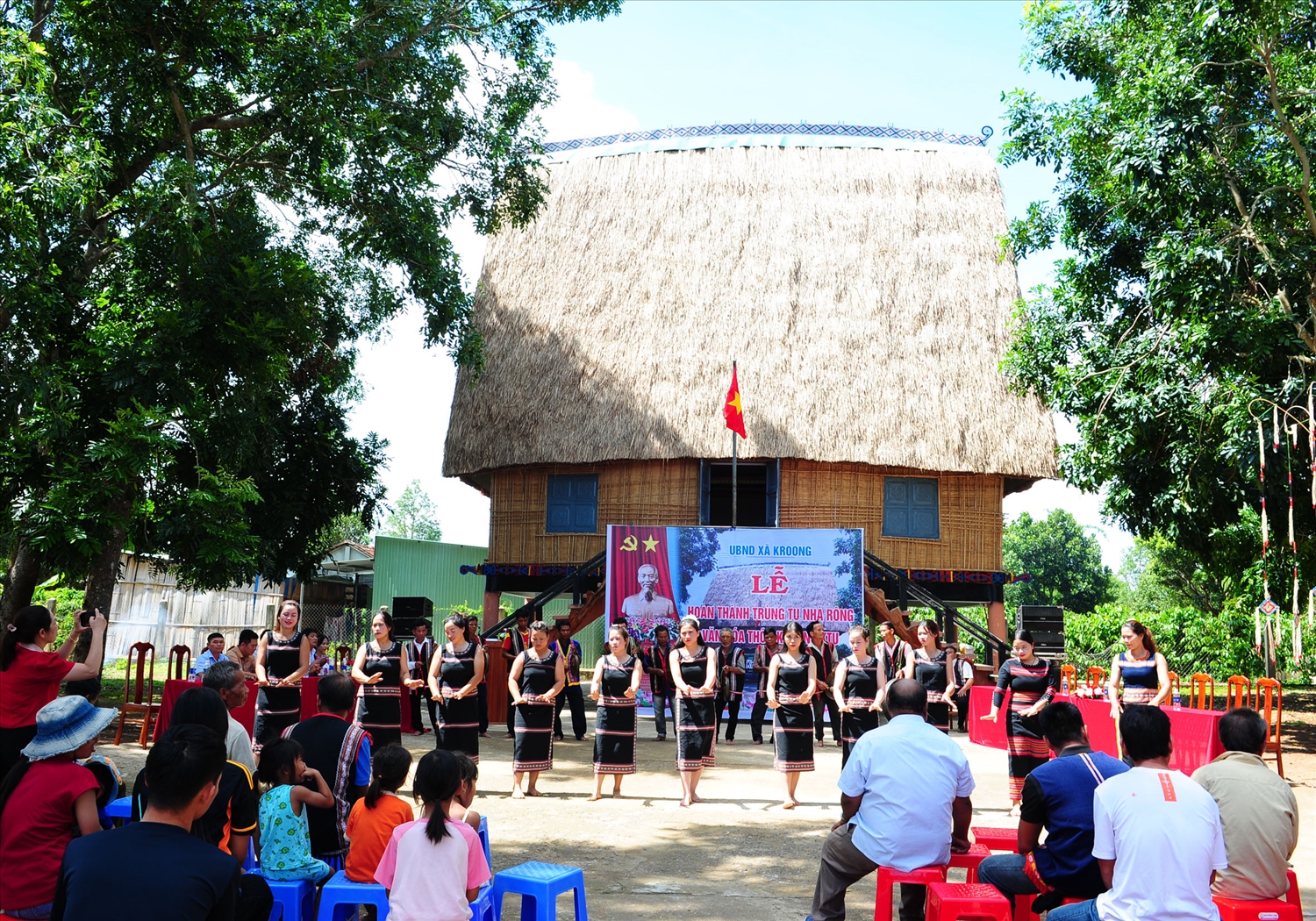 Nhân dân thông Kroong Ktu long trọng tổ chức Lễ hoàn thành trùng tu nhà rông văn hoá.