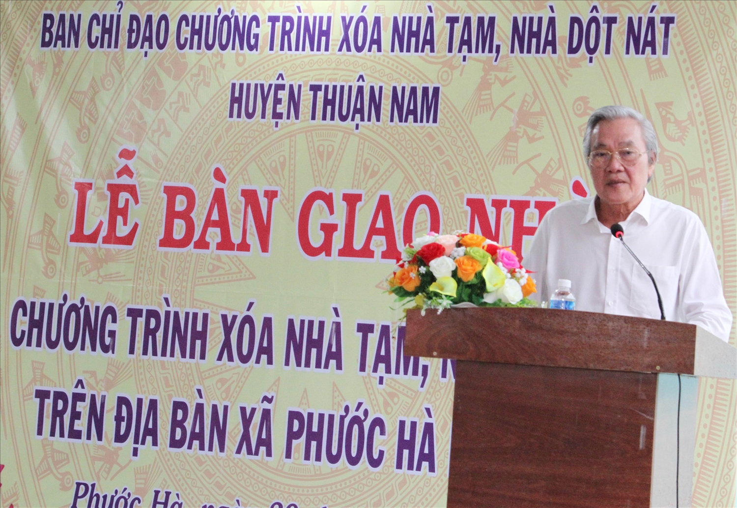  Ông Lê Văn Bình, Chủ tịch Ủy ban MTTQ Việt Nam tỉnh, Phó trưởng Ban Chỉ đạo xóa nhà tạm, nhà dột nát tỉnh Ninh Thuận phát biểu tại buổi Lễ bàn giao nhà.