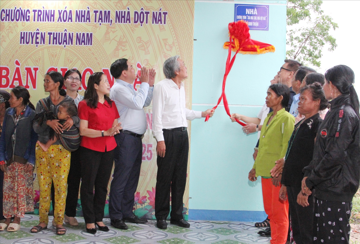 Lãnh đạo Ủy ban MTTQ Việt Nam tỉnh và các đại biểu thực hiện nghi thức khánh thành, bàn giao nhà cho hộ bà Ma Năng Thị Được ở thôn Tân Hà, xã Phước Hà.