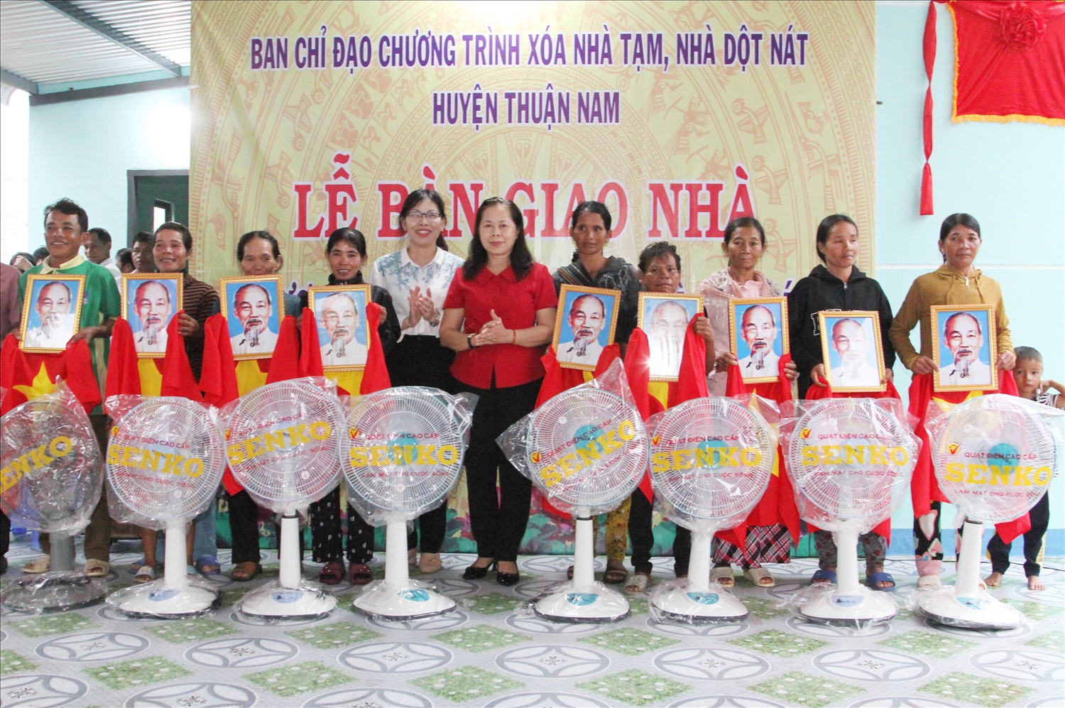 Bà Phạm Thị Bích Hà, Phó Chủ tịch Ủy ban MTTQ Việt Nam tỉnh Ninh Thuận và bà Nguyễn Thị Xuân Cường, Phó Chủ tịch UBND huyện Thuận Nam tặng quà cho các hộ nhận bàn giao nhà.