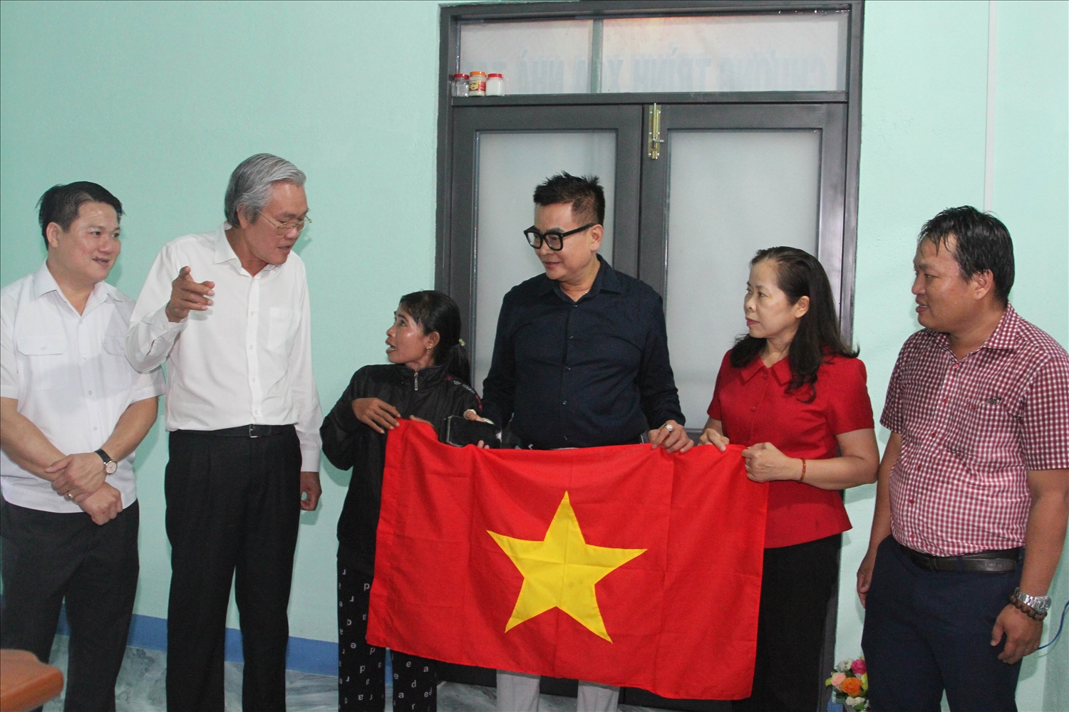 Các đại biểu tham quan căn nhà mới của gia đình bà Ma Năng Thị Được