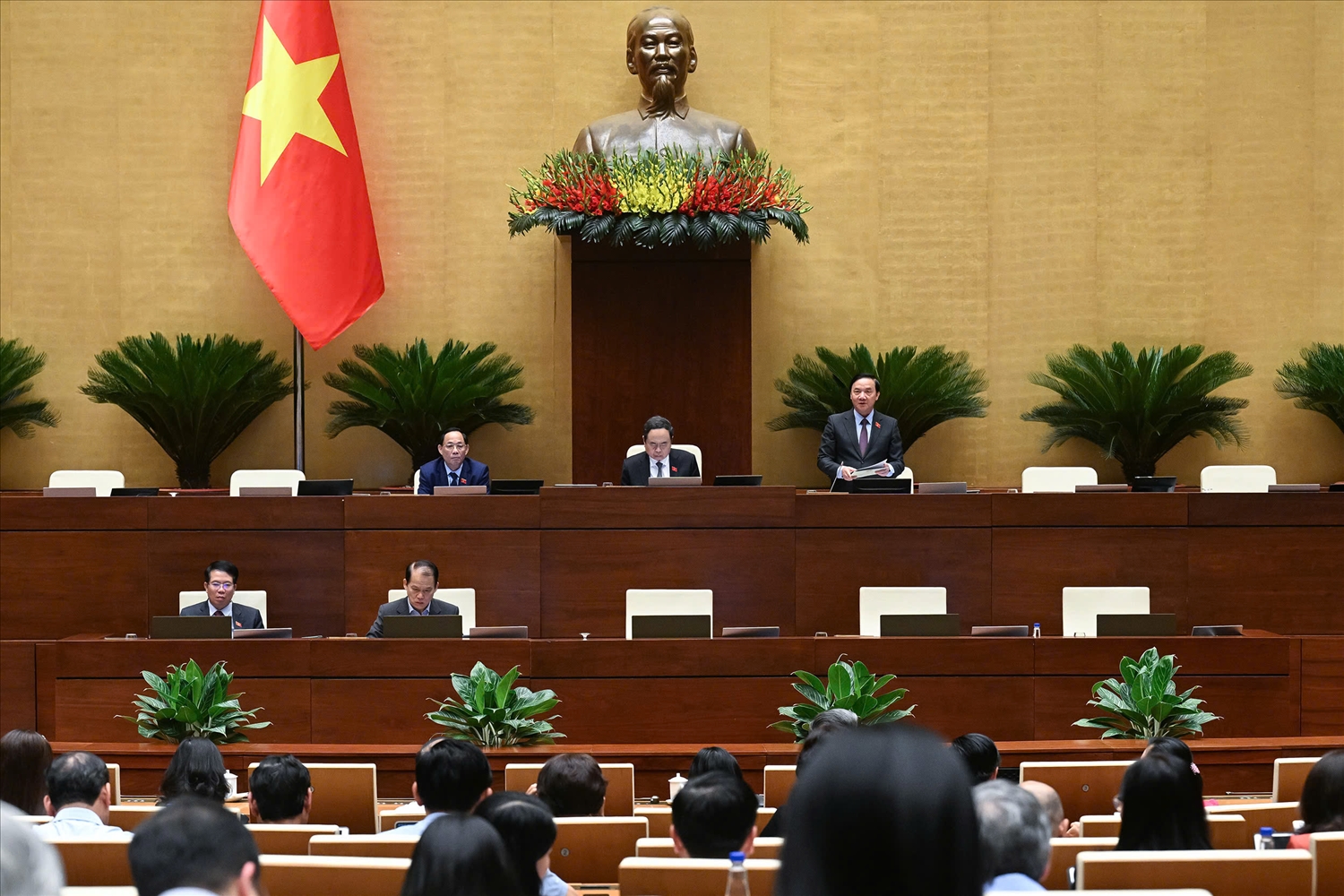 Quang cảnh phiên họp