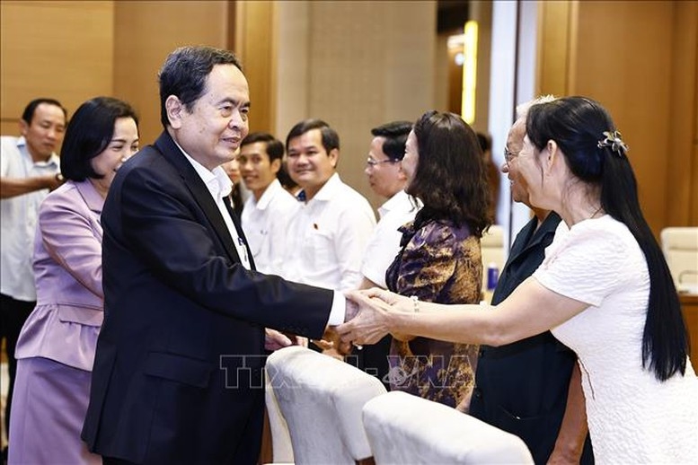 Chủ tịch Quốc hội Trần Thanh Mẫn trò chuyện với Đoàn đại biểu Quốc hội tỉnh Hậu Giang - Ảnh: TTXVN