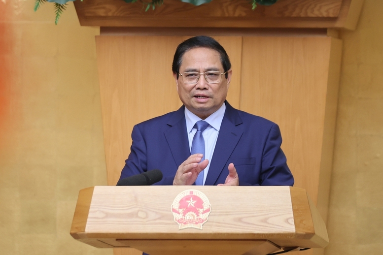 Thủ tướng nhấn mạnh một số vấn đề có tính nguyên tắc để các bộ, ngành tiếp tục rà soát, hoàn thiện các nghị định; phân cấp, phân quyền đi đôi với phân bổ nguồn lực, nâng cao năng lực thực thi của cấp dưới, thiết kế công cụ để tăng cường kiểm tra, giám sát, kiểm soát quyền lực - Ảnh: VGP/Nhật Bắc