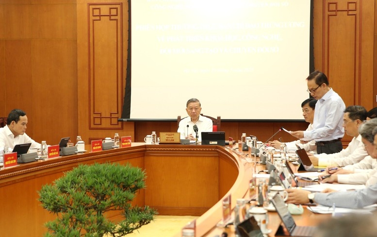 Tổng Bí thư yêu cầu từ nay tới hết tháng 6/2025, phải hoàn thành việc xây dựng và ban hành quy định về cơ chế thu thập, cập nhật, chia sẻ và khai thác dữ liệu quốc gia về khoa học công nghệ, đổi mới sáng tạo, chuyển đổi số - Ảnh: VGP/Nguyễn Hoàng