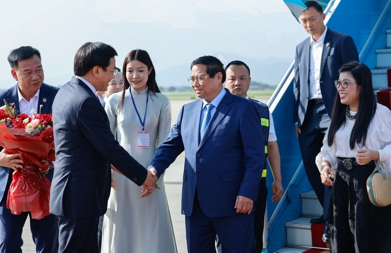 Bộ trưởng, Chủ nhiệm Văn phòng Chính phủ Trần Văn Sơn đón Thủ tướng Chính phủ Phạm Minh Chính và Phu nhân, cùng đoàn công tác - Ảnh: VGP/Nhật Bắc