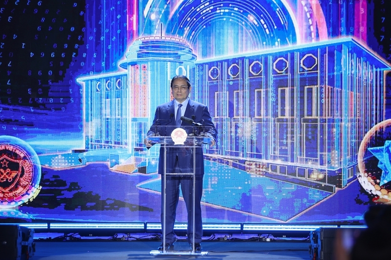 Thủ tướng chúc ngành ngân hàng tiếp tục chuyển đổi số tăng tốc, bứt phá, về đích sớm hơn, khẳng định vai trò tiên phong của ngành trong chuyển đổi số và làm gương cho các ngành khác - Ảnh: VGP/Nhật Bắc