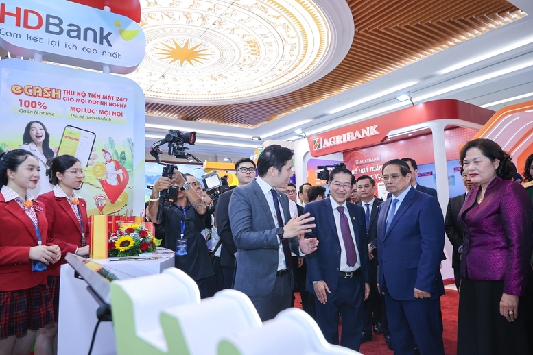 Thủ tướng tham quan gian trưng bày chuyển đổi số của HDBank - Ảnh: VGP/Nhật Bắc
