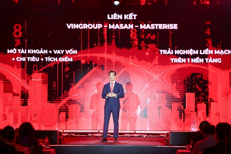 Đại diện Techcombank trình bày giải pháp chuyển đổi số - Ảnh: VGP/Nhật Bắc
