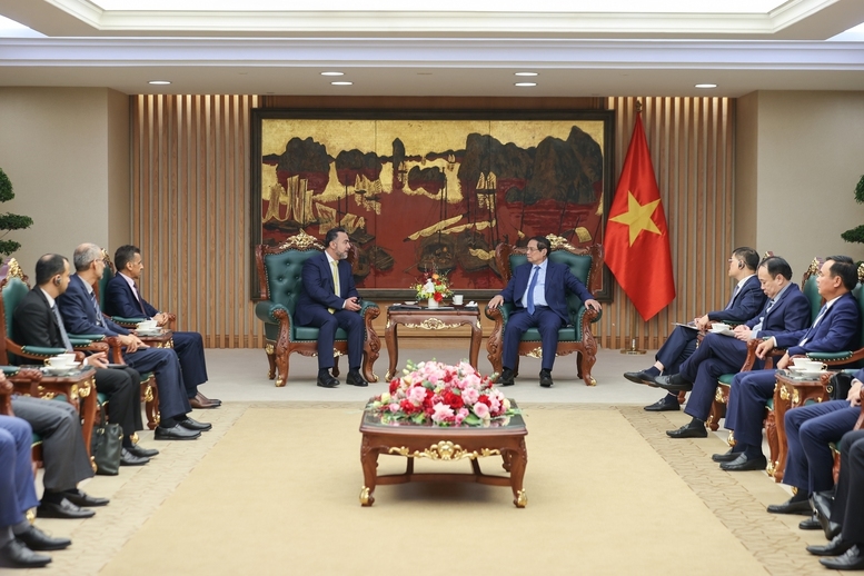 Nhất trí với ý kiến của Thủ tướng Phạm Minh Chính, nhất là về việc nâng quy mô Quỹ đầu tư Việt Nam – Oman, Phó Chủ tịch Al Harthi cho biết, Oman có thể trở thành cửa ngõ để Việt Nam vào Trung Đông; OIA cam kết sẽ tăng cường hơn nữa hợp tác với các đối tác Việt Nam - Ảnh: VGP/Nhật Bắc