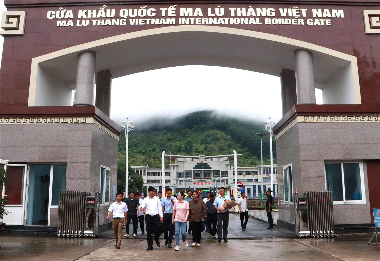 Đoàn công tác Sở Ngoại vụ tỉnh Lai Châu đón Đoàn công Ban Ngoại vụ Chính quyền nhân dân châu Hồng Hà tại cửa khẩu quốc tế Ma Lù Thàng.