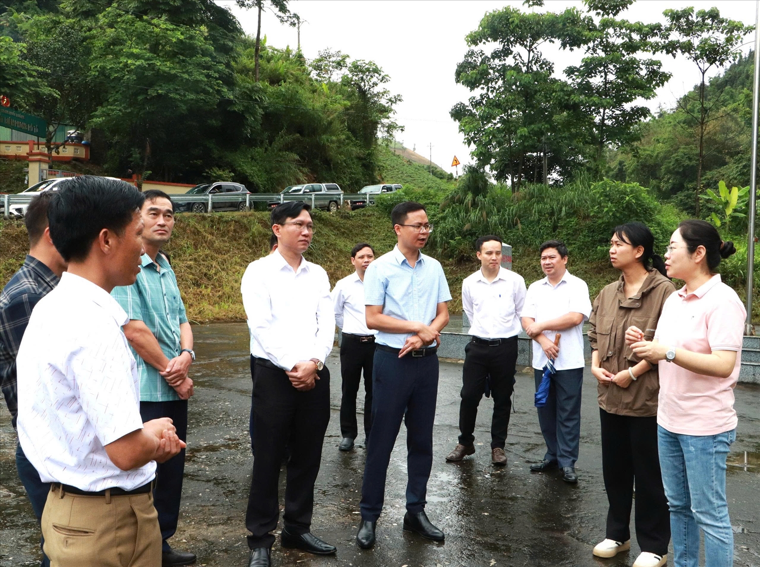 Đoàn công tác của hai Bên trao đổi trong quá trình kiểm tra liên hợp biên giới song phương năm 2025.