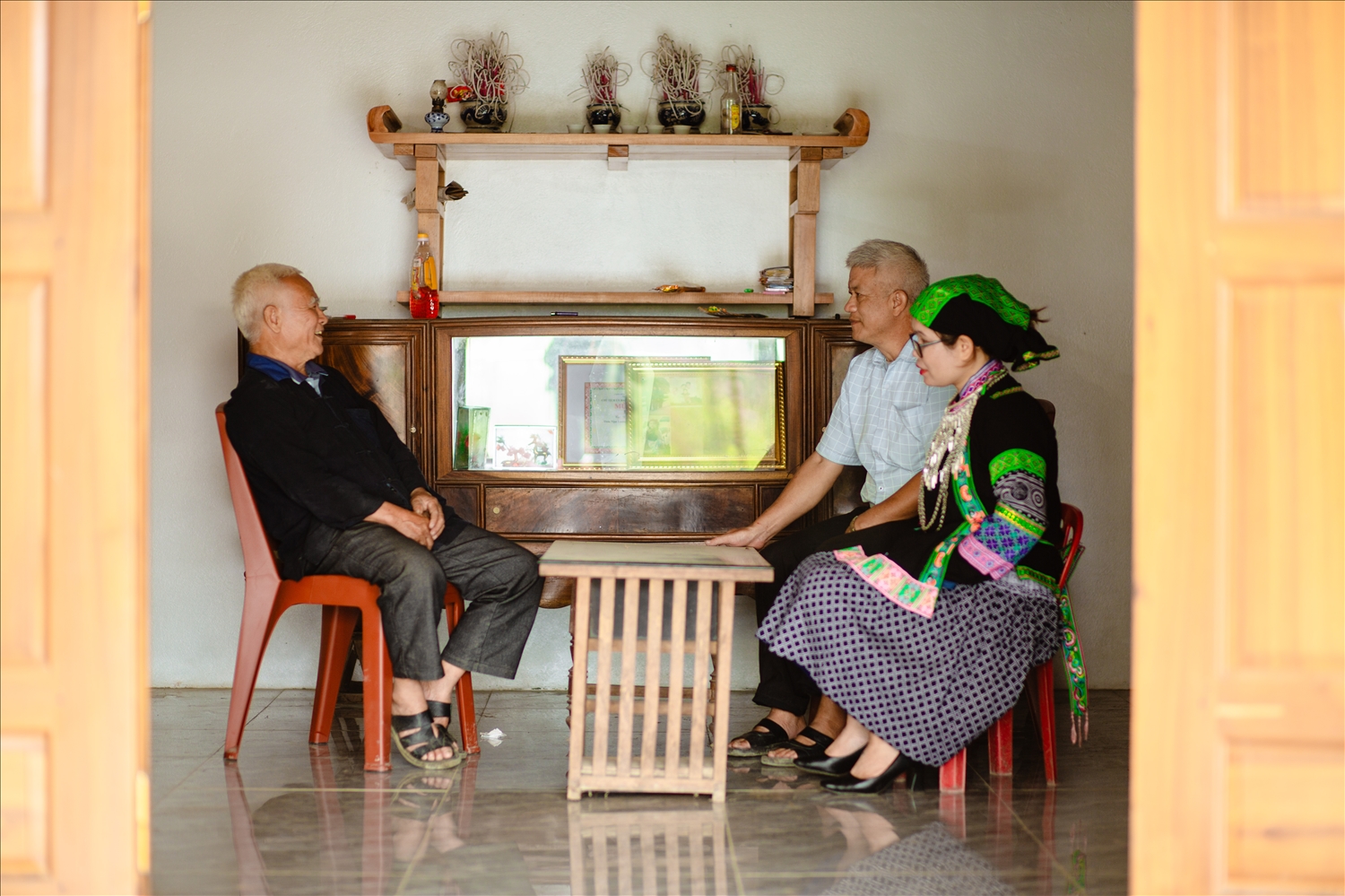 Chính quyền xã Quyết Tiến, huyện Quản Bạ, tỉnh Hà Giang thăm hỏi động viên hộ gia đình ông Vương Khắc Sơn - dân tộc Bố Y (áo đen) được Nhà nước hỗ trợ kinh phí sửa nhà trong năm 2023 từ nguồn vốn của Chương trình MTQG