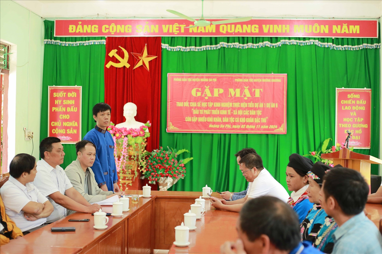 Ông Bùi Thanh Hưởng, Trưởng phòng Dân tộc huyện Hoàng Su Phì trao đổi kinh nghiệm thực hiện Tiểu dự án 1 - Dự án 9, Chương trình MTQG 1719 với Đoàn tham quan học tập kinh nghiệm huyện Mường Khương, tỉnh Lào Cai