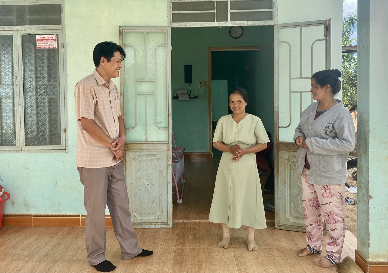 Chị Y Mưng (đứng giữa), thôn Plei Trum Đăk Choah, phường Ngô Mây, thành phố Kon Tum được hỗ trợ 44 triệu đồng để nâng cấp, sửa chữa lại căn nhà rộng rãi hơn