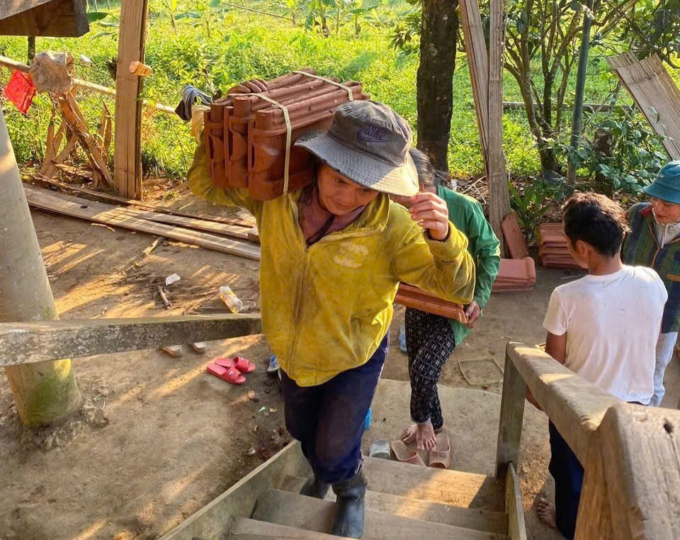 Đồng bào Ca Dong ở Sơn Tây giúp nhau xoá nhà tạm, nhà dột nát