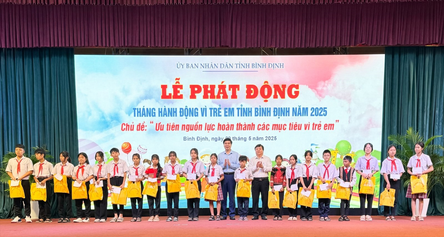 Phó Chủ tịch UBND tỉnh Bình Định, ông Lâm Hải Giang (đứng giữa) trao quà cho trẻ em có hoàn cảnh đặc biệt khó khăn của các huyện, thị xã, thành phố.