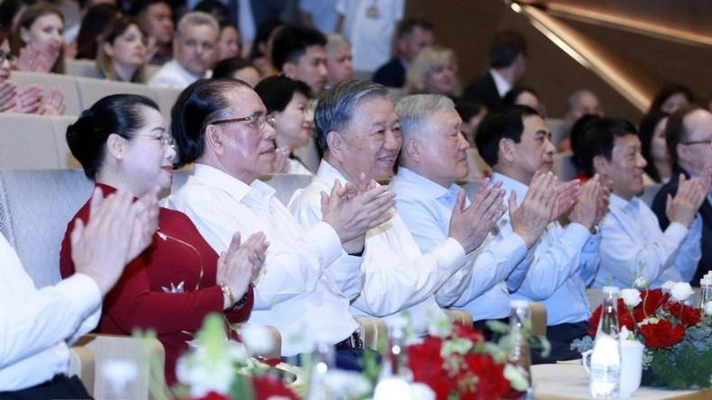 Tổng Bí thư Tô Lâm cùng các đại biểu tham dự chương trình nghệ thuật ""Bài ca Chiến thắng". (Ảnh: PHẠM KIÊN/TTXVN)