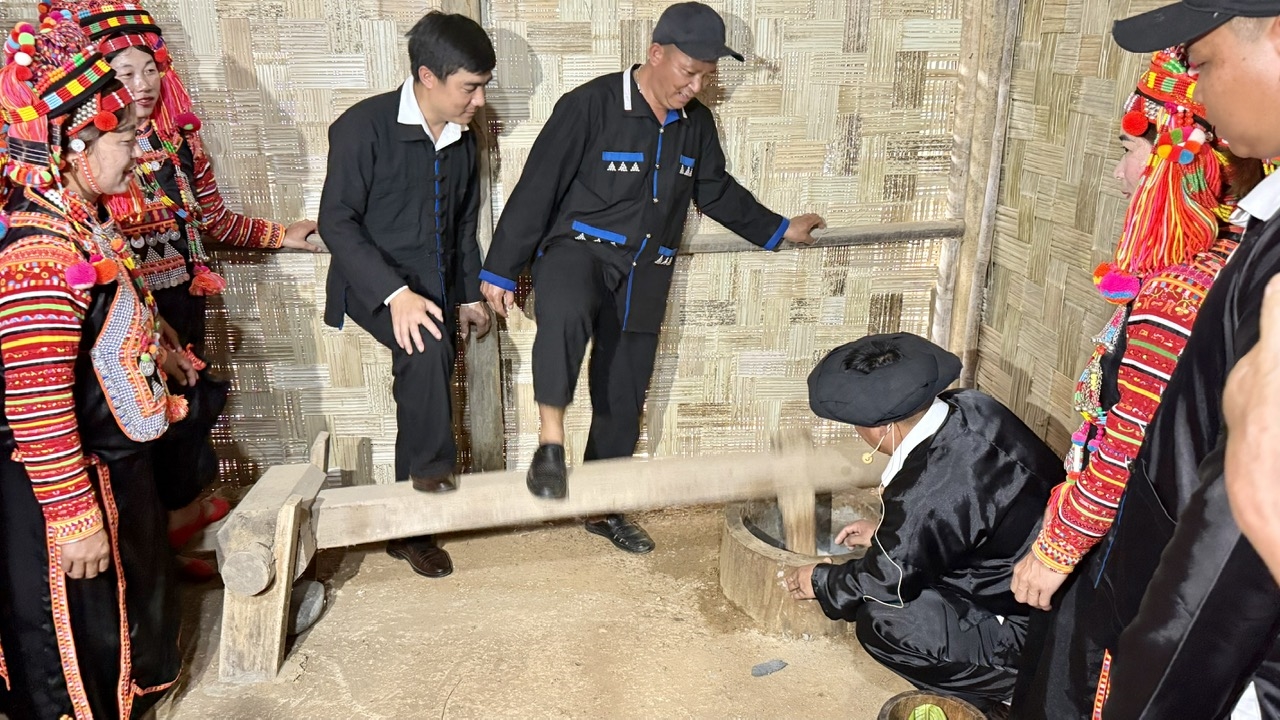 Đồng bào Hà Nhì giã bánh dày để làm lễ vật cúng