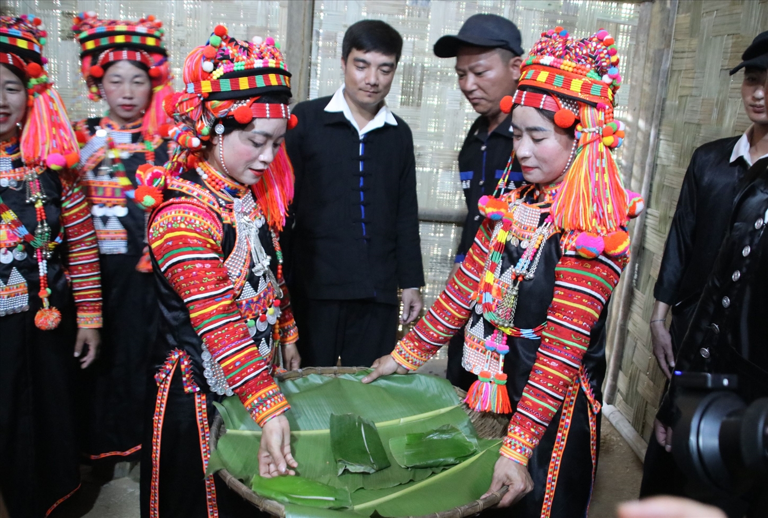 Bánh dày giã xong được gói bằng lá chuối để đem dâng cúng