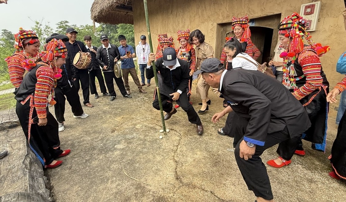 Trò chơi ấp trứng được diễn ra trong một bầu không khí rộn ràng và sôi động