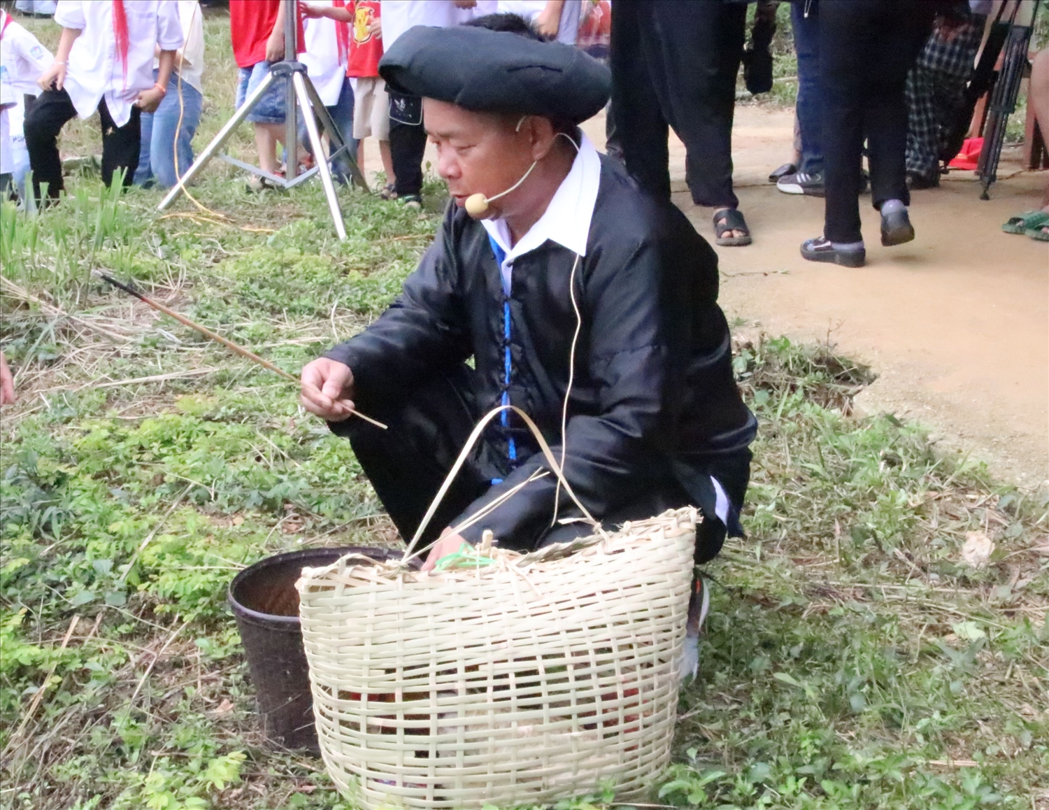 Thầy cúngthực hiện nghi lễ cúng cây đu
