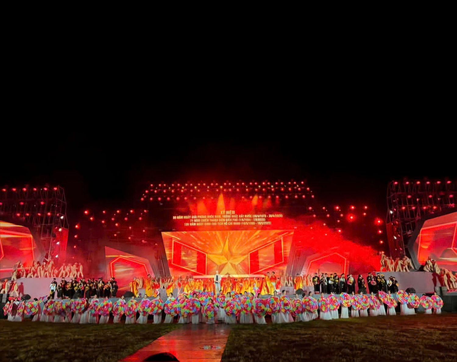 Với chủ đề “Non sông gấm vóc - Một dải vinh quang”, chương trình được dàn dựng công phu với sự tham gia của hàng trăm nghệ sĩ, diễn viên đến từ các đơn vị nghệ thuật Trung ương và địa phương