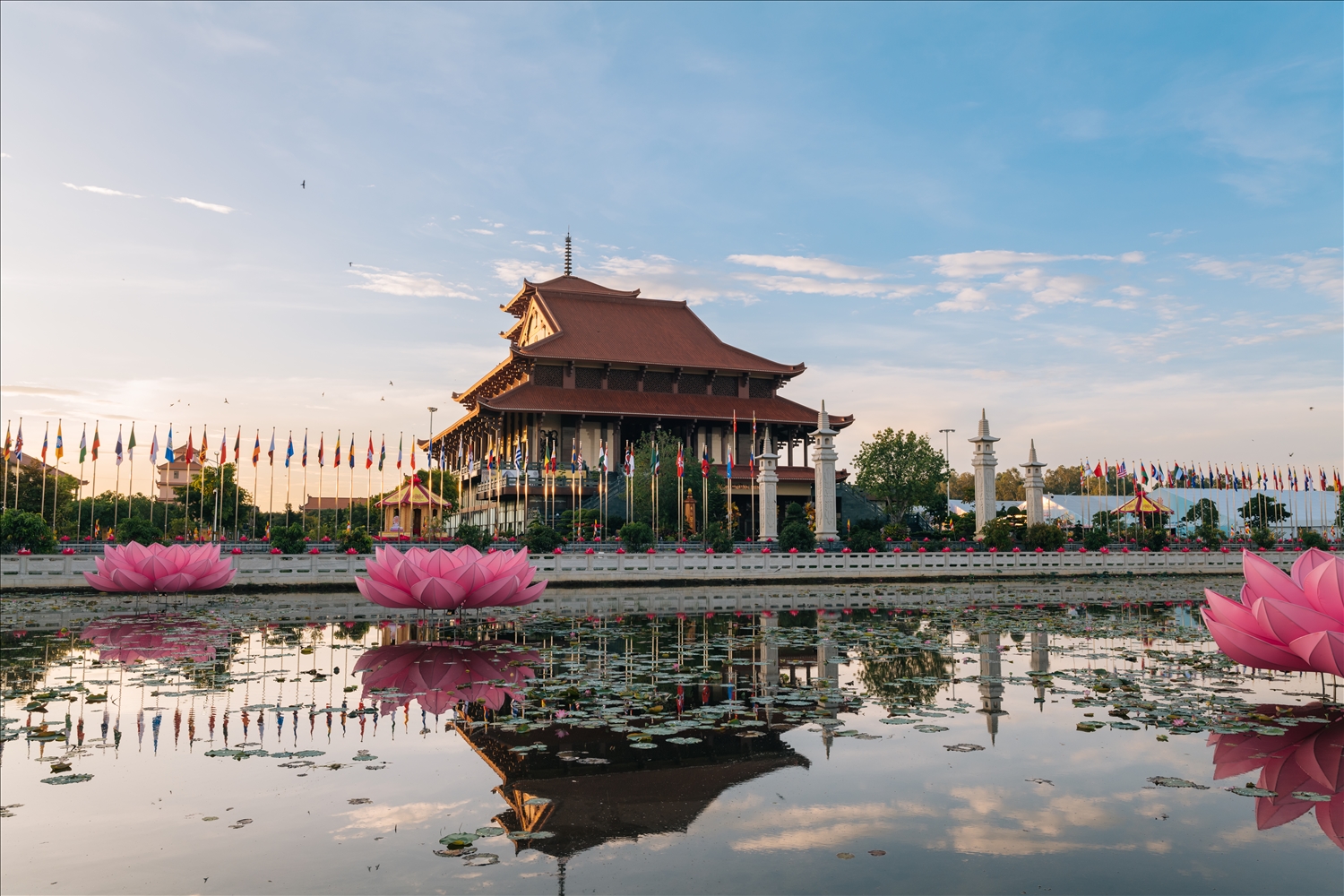 Đại lễ Vesak 2025 sẽ chính thức được khai mạc vào ngày 6/5 và bế mạc vào ngày 8/5. Sự kiện này thu hút sự tham dự của hơn 2.700 đại biểu, trong đó có 1.250 người đến từ 85 quốc gia và vùng lãnh thổ. Đây là sự kiện đối ngoại văn hóa quốc tế ý nghĩa của Giáo hội Phật giáo Việt Nam và của đất nước ta trong năm 2025, với chủ đề 'Đoàn kết và bao dung vì nhân phẩm con người: Tuệ giác Phật giáo vì hòa bình thế giới và phát triển bền vững'.