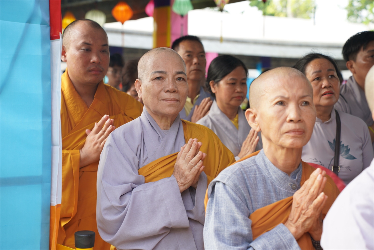 Thượng tọa Thích Tâm Hải cho biết số lượng tình nguyện viên được huy động từ sinh viên, tăng ni học viện, người dân, phật tử ở các chùa có thể phục vụ 100.000 phần cơm chay cho người dân và 3.000 đại biểu trong mỗi ngày lễ.