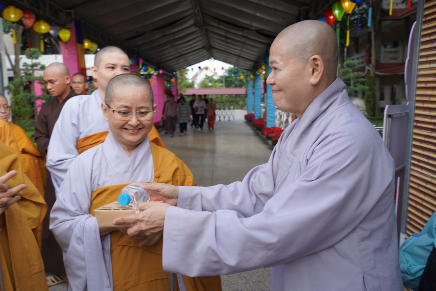 Ban tổ chức bố trí khu vực nhà chờ có mái che cho người dân nghỉ ngơi, trú mát; khu vực dùng cơm, nước miễn phí. Tại khu vực ra vào chiêm bái, phật tử phải đi qua cửa an ninh và được kiểm tra nghiêm ngặt