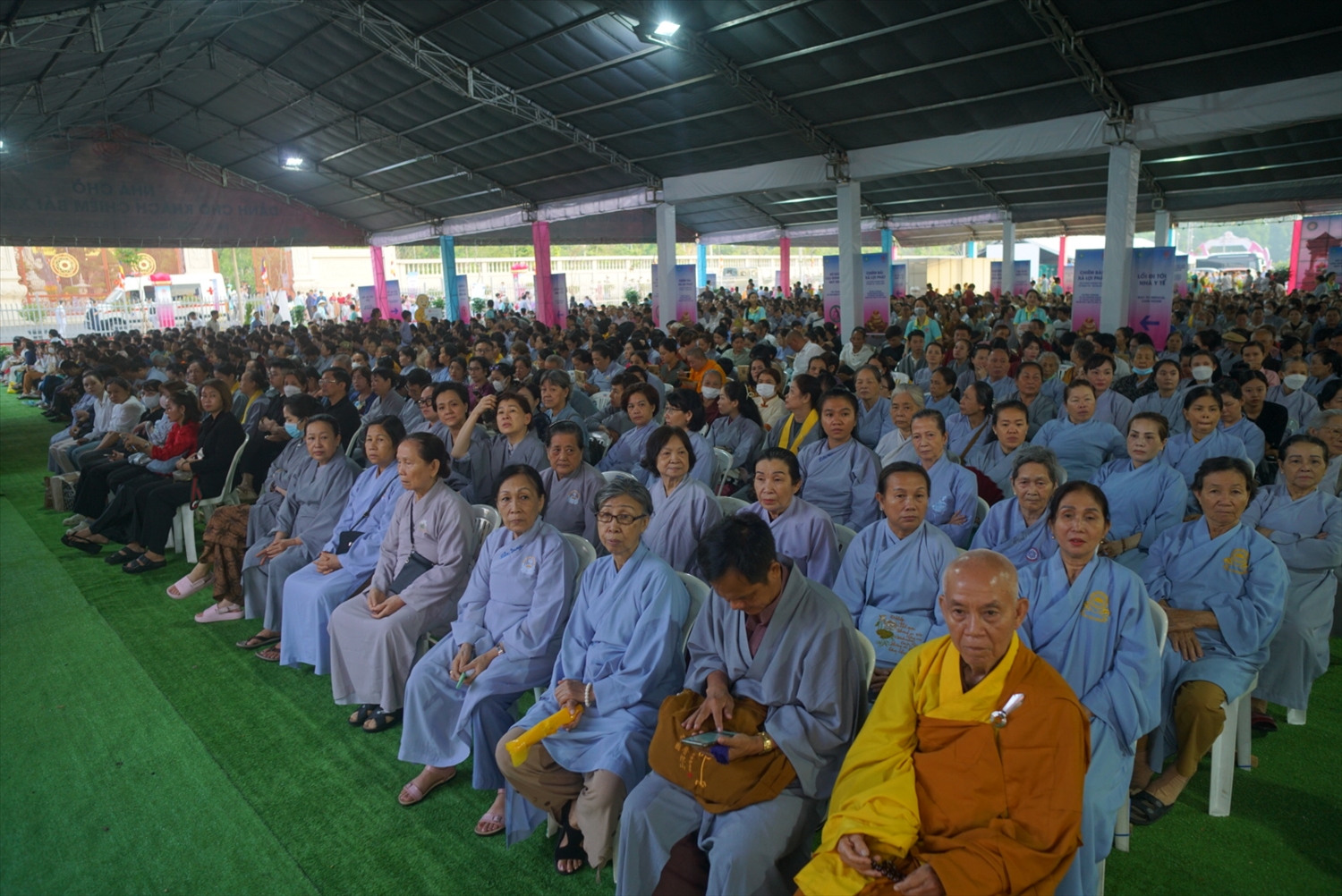 Rất đông tăng ni, phật tử, người dân chờ đợi được chiêm bái Xá lợi Đức Phật. Trong đó, phật tử lớn tuổi được ban tổ chức ưu tiên lối đi riêng