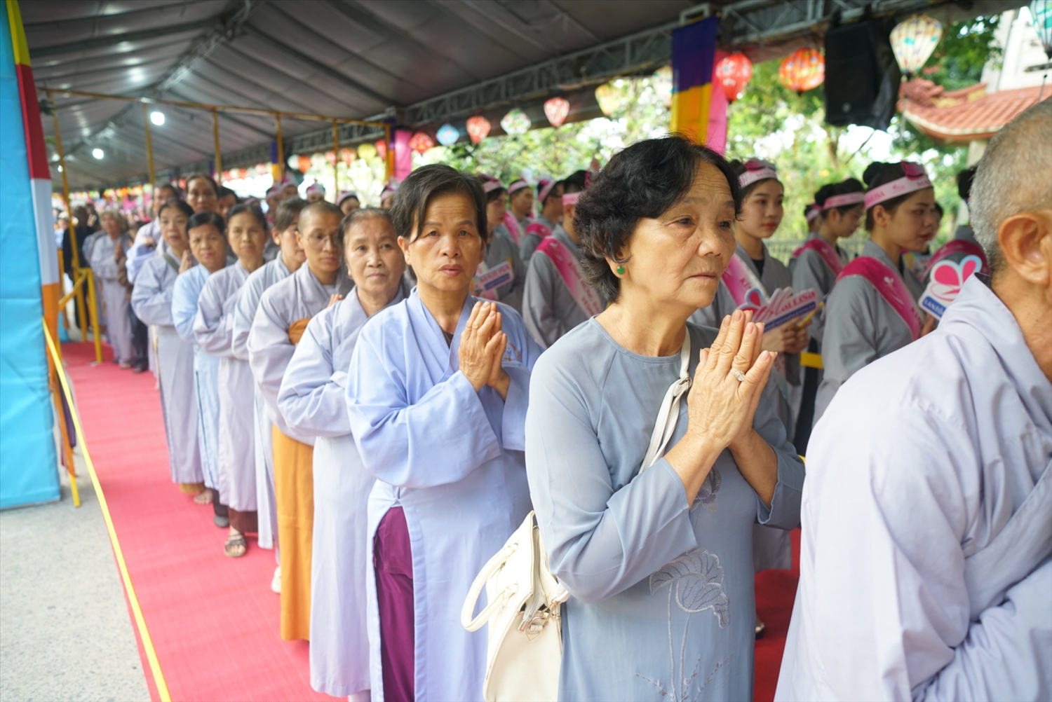 Bà Minh Nguyệt (57 tuổi, quận Bình Tân) cho biết bản thân rất hạnh phúc khi có cơ hội tận mắt nhìn Xá lợi Đức Phật. Tuy không phải là phật tử, nhưng mỗi dịp đặc biệt bà luôn dành thời gian đi lễ chùa, bái lạy Đức Phật. 'Càng lớn tuổi, tôi càng muốn hướng Phật nhiều hơn và tìm đến những điều thanh tịnh. Có cơ hội chiêm bái Xá lợi là điều rất hữu duyên và may mắn với tôi', bà Nguyệt bộc bạch.