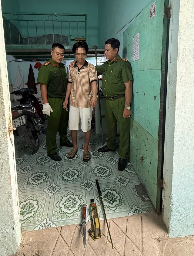 Công an kiểm tra hành chính các khu nhà trọ tại 2 phường Thuận Giao và An Phú (TP Thuận An) phát hiện nhiều hung khí và ma tuý