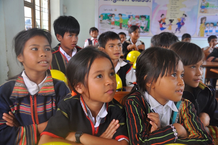 Giáo viên và người học được Nhà nước bảo đảm sách giáo khoa, tài liệu hướng dẫn dạy học, tài liệu tham khảo tiếng dân tộc thiểu số phù hợp với từng đối tượng